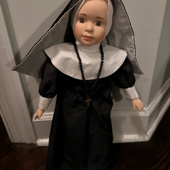Vintage Seymour Mann Porcelain Nun Doll - Picture 3 of 4